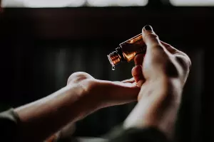 Soins des mains au salon d'esthétique de Carantec